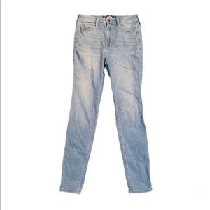 Hollister Ultra High Rise Super Skinny Light Wash Size 5s W27 L28 Jeans